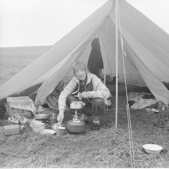 Bezmiechowa Górna

Grażyna Rutowska gotuje posiłek w namiocie. Widoczny komplet naczyń aluminiowych od kuchenki turystycznej "Wisła" i butla gazowa z nakręcanym palnikiem.

Data: 1983-08