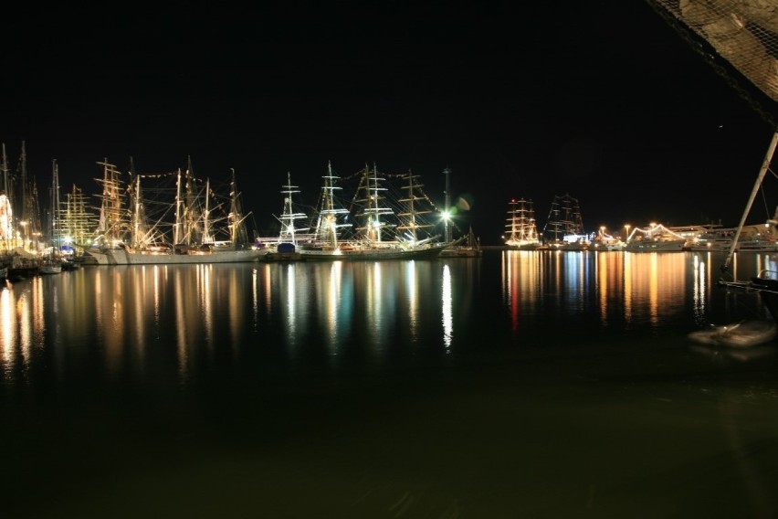 Żaglowce cumujące przy Nabrzeżu Pomorskim nocą