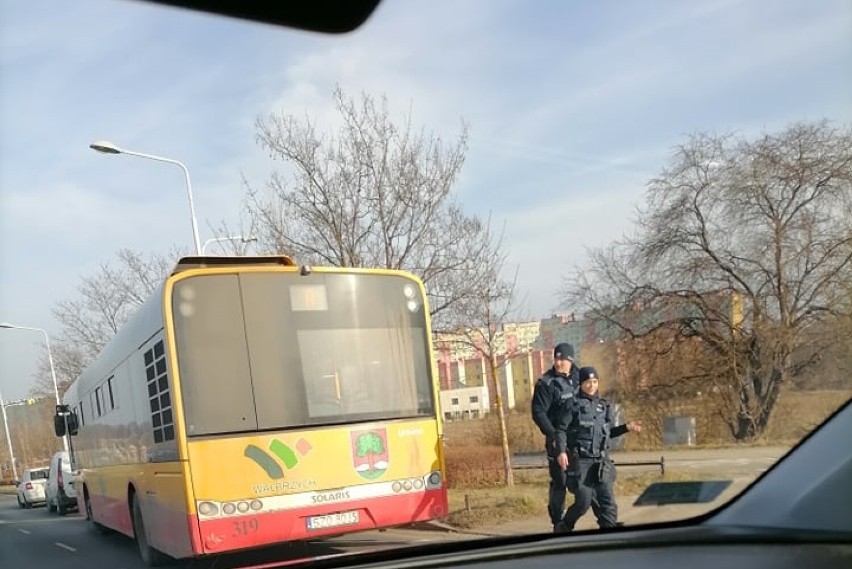 Zderzenie autobusu z osobówką na Podzamczu w Wałbrzychu