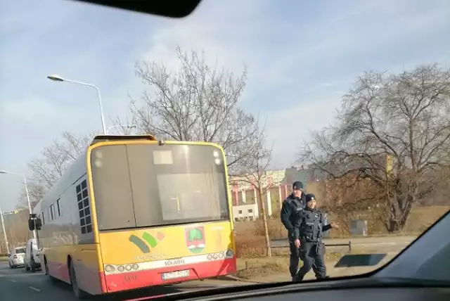 Zderzenie autobusu z osobówką na Podzamczu w Wałbrzychu