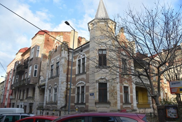 Kamienica przy ul. Sowińskiego 11, w której mieszkał i pracował Jan Szczepanik, niszczeje. Stowarzyszenie Siemacha chce w niej utworzyć dom dziecka.