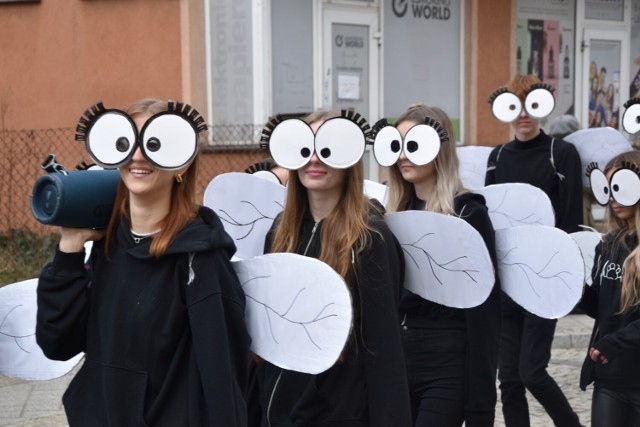 Uczniowie kościerskiego Ekonomika przeszli ulicami Kościerzyny. W ten sposób młodzież przywitała wiosnę!