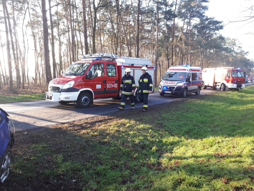 Dachowanie auta w Chrząstowie. Utrudnienia na DW 436