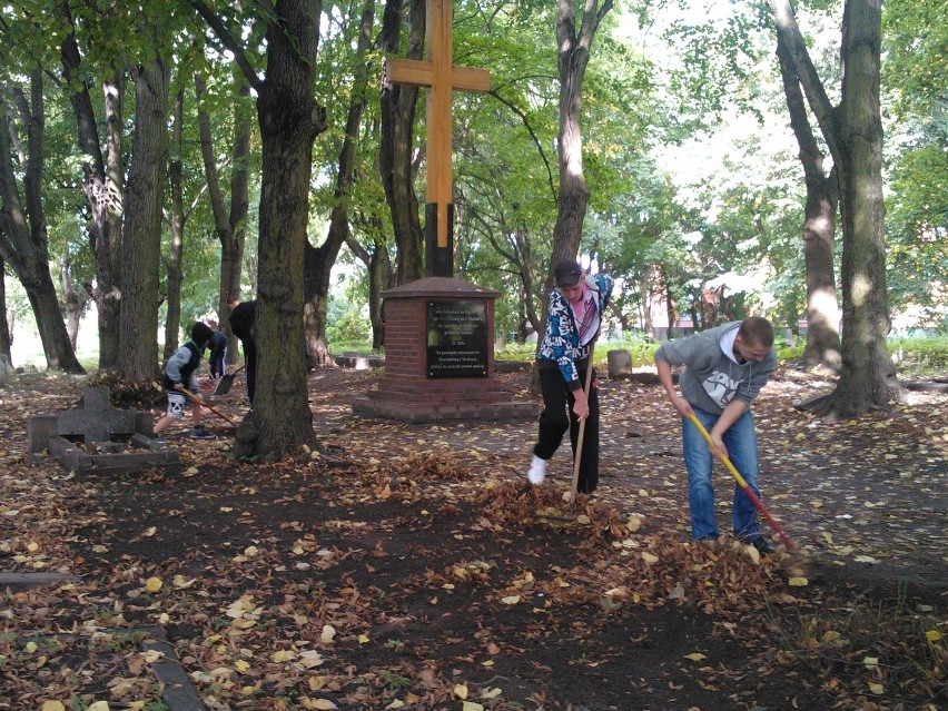 Malbork. Harcerze z Młodzieżowego Ośrodka Wychowawczego zaopiekowali się cmentarzem
