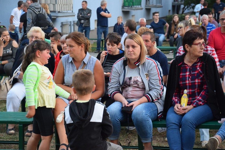 Koncertowe zakończenie Festynu na Osiedlu Reja. Na scenie wystąpił Arek Kuznowicz i zespół Jumper