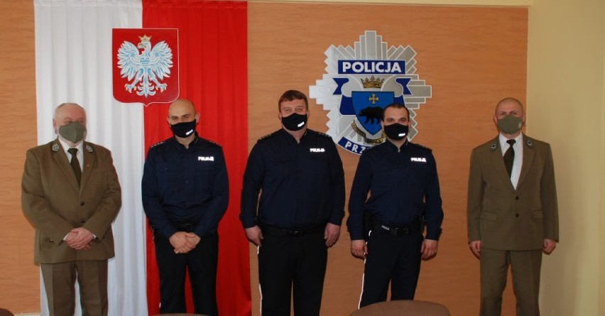Policjanci z Dubiecka odebrali podziękowania za zatrzymanie kłusownika