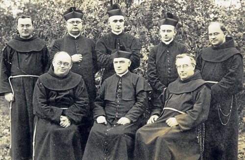 Ks. Antoni Korczok (stoi w środku) zginął w obozie w Dachau.