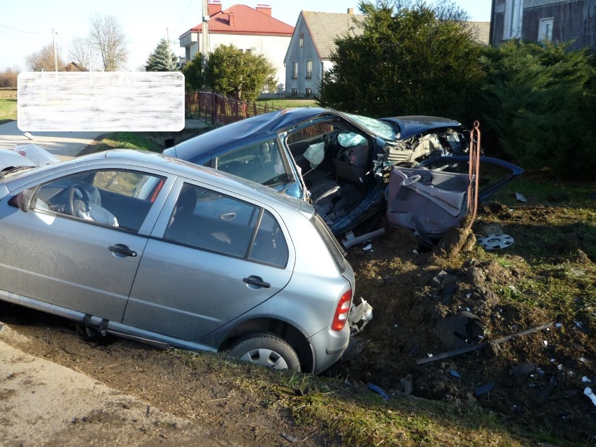 Wypadek dwóch samochodów w Woli Gręboszowskiej