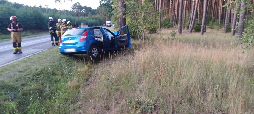 Kolejny wypadek w okolicach Kuźnicy Zbąskiej. Samochód uderzył w drzewo