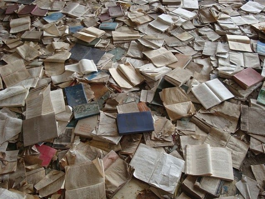 Tyle zostało z biblioteki - sterty książek na podłodze....