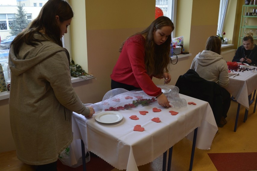 Walentynkowe stoły i kosmiczne fryzury w ZSP nr 3 w Łowiczu [Zdjęcia]