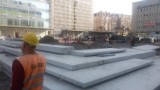 Przebudowa centrum Katowic: na rynku sa już schody ZDJĘCIA
