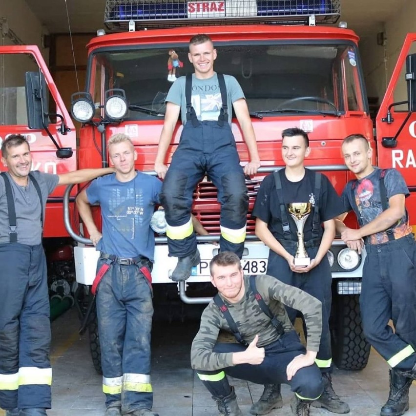 Strażacy z OSP Rajsko skakali na wężu jak na skakance