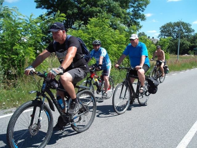 Załoga Rowerowa Zgrzyt Bełchatów przemierza na rowerach kolejne kilometry powiatu bełchatowskiego