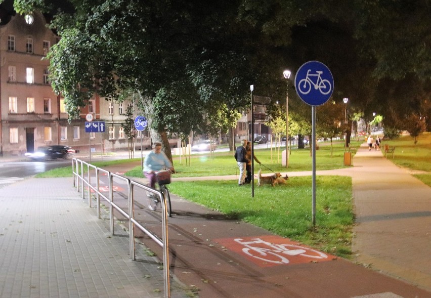 Droga rowerowa w ul. Kołłątaja oświetlona nowymi latarniami...