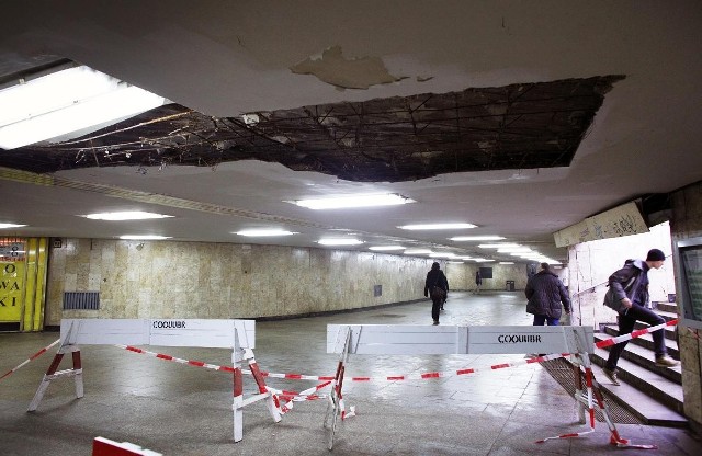 W lutym w przejściu podziemnym pod Rondem Kaponiera oderwały się fragmenty sufitu