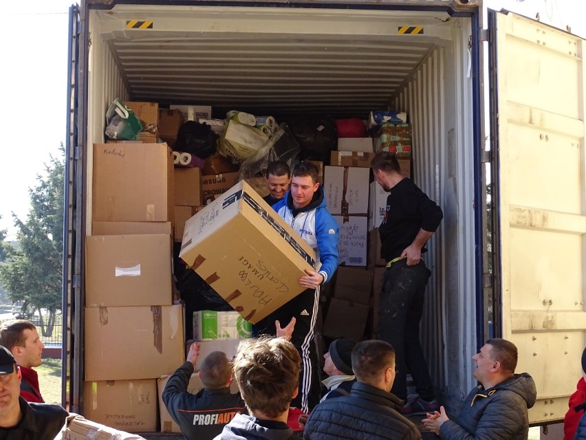 Do Nizin pod Przemyślem przyjechał tir z Irlandii wypełniony darami dla uchodźców z Ukrainy [ZDJĘCIA]