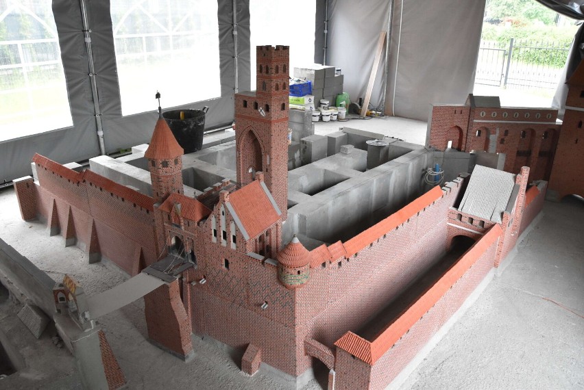 Malbork. Miniatura zamku cały czas powstaje w namiocie. Artysta prosi jeszcze o trochę cierpliwości 