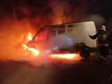 Pożar samochodu dostawczego w Luboczy. Na miejscu strażacy z Rzeczycy, Luboczy i Tomaszowa. ZDJĘCIA