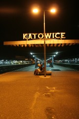 Dworzec w Katowicach dziś i w PRL. &quot;To był pępek Katowic&quot;, do którego ściągał element z całej Polski