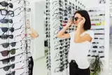 Ekspert radzi: jak kupować okulary przeciwsłoneczne? Przede wszystkim zwróć uwagę na filtr UV