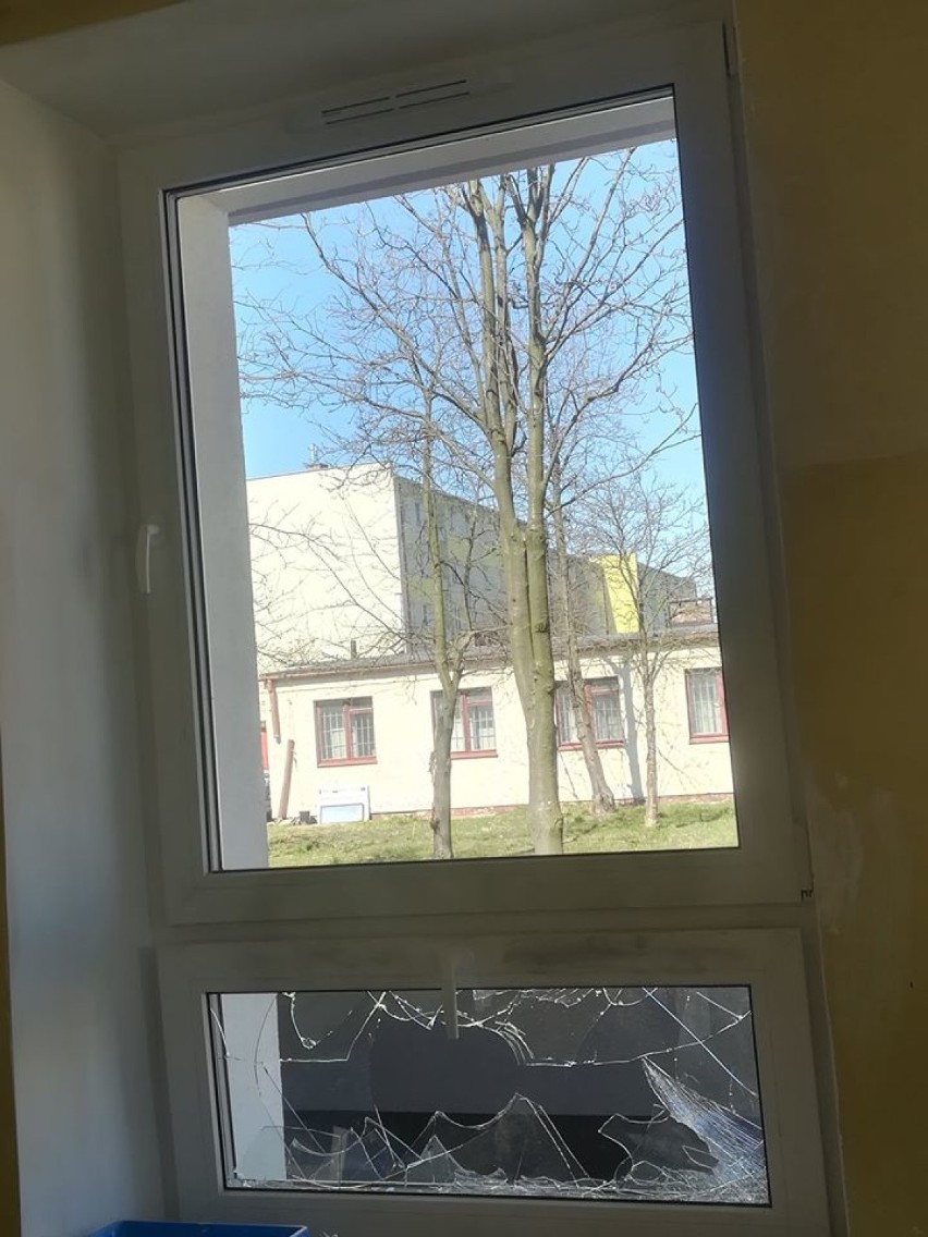 Złodzieje okradli szpital w Opocznie. Włamali się do remontowanego budynku zakładu opiekuńczego [ZDJĘCIA]