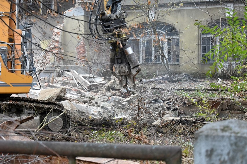 Rozpoczęło sie wyburzanie budynku dawnego kasyna w Gliniku