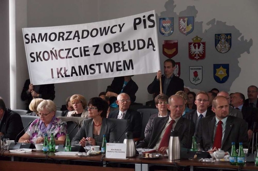 Powiat Gniezno: Młodzi Demokraci z transparentem na sesji. Kto komu zarzuca obłudę?