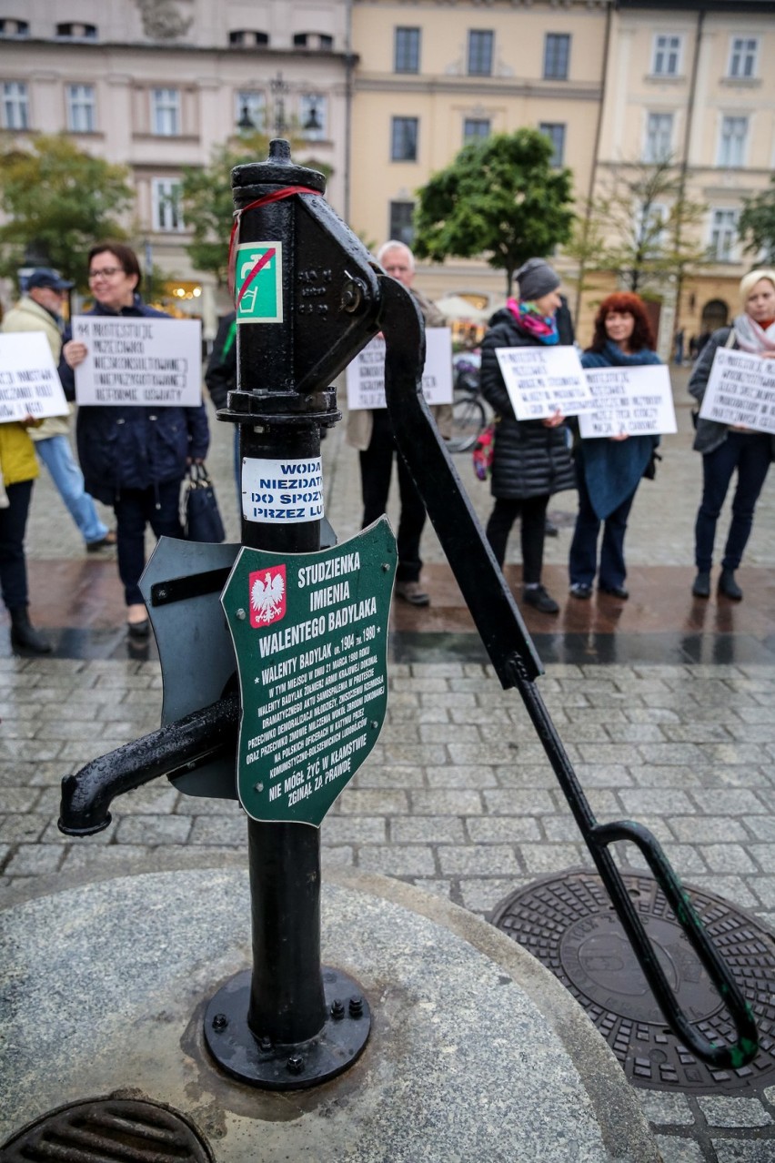Kraków. Demonstracja w geście solidarności z mężczyzną, który podpalił się w Warszawie