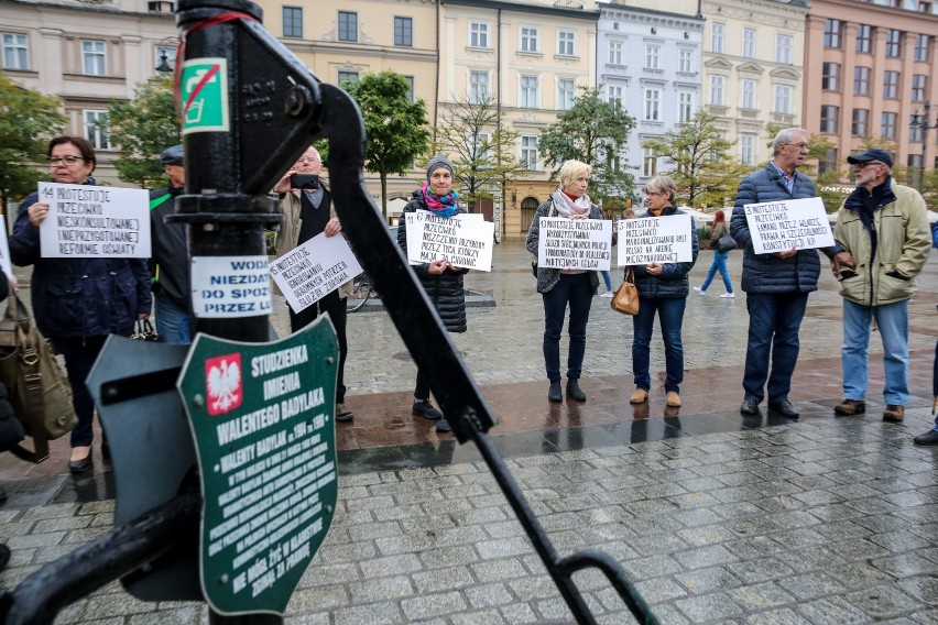 Kraków. Demonstracja w geście solidarności z mężczyzną, który podpalił się w Warszawie