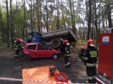 Samochód osobowy wbił się pod ciężarówkę - ćwiczenia leszczyńskich strażaków [ZDJĘCIA]