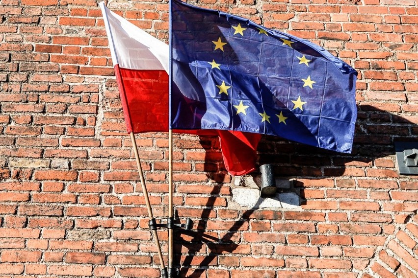 Na ulicach Gdańska zawisły flagi unijne. To wyraz sprzeciwu...