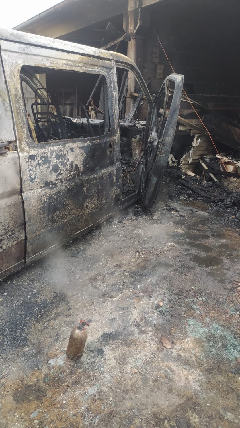 Ostrów Wielkopolski. Doszczętnie spłonął bus oraz część garażu. Pożar gasiło kilka zastępów straży [FOTO]