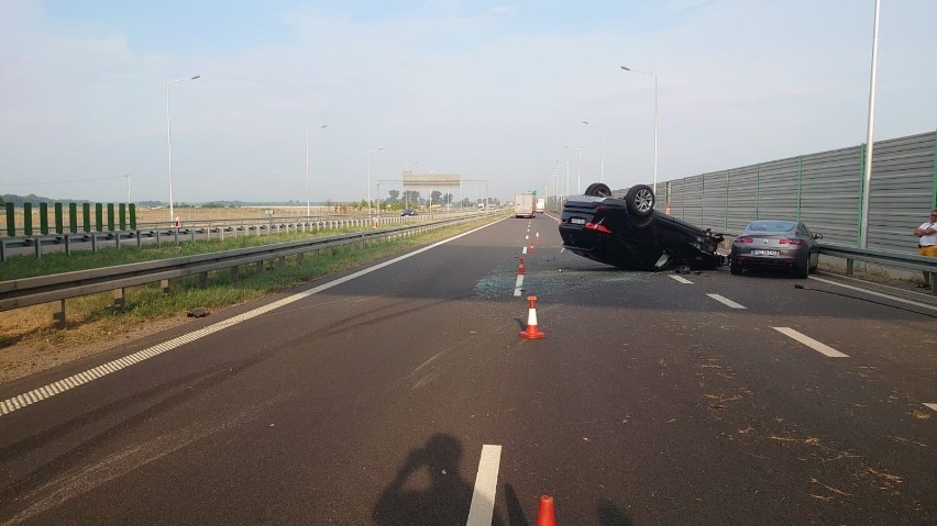 Wypadek na "ekspresówce" blisko Leszna. Zderzyły się dwa samochody. Jedną z poszkodowanych zabrano do szpitala ZDJĘCIA