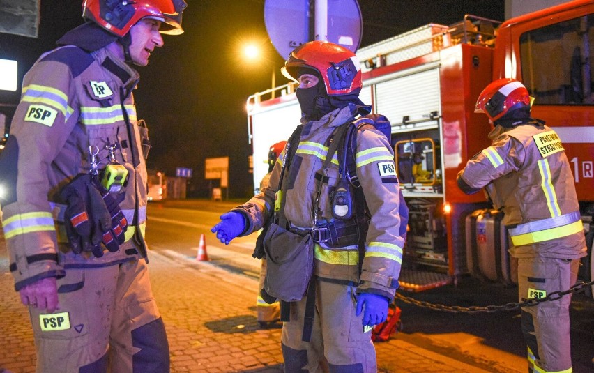 Pożar w Przemyślu. Strażacy wyprowadzili mężczyznę z zadymionego pomieszczenia [ZDJĘCIA]