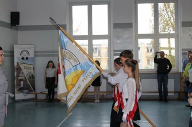 Nowy Dwór Gdański. Pierwszaki ze Szkoły Podstawowej nr 1 zostały przyjęte do grona pełnoprawnych uczniów. W szkole odbyło się oficjalne pasowanie.