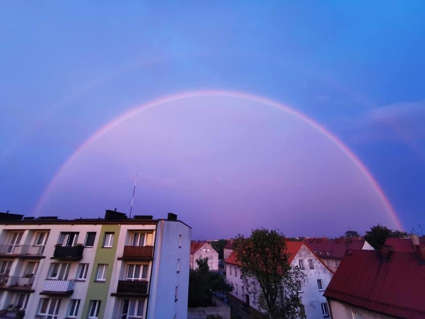 Bajeczne niebo nad Wieluniem.Pojawiła się tęcza, a niebo przybrało ognistych kolorów ZDJĘCIA