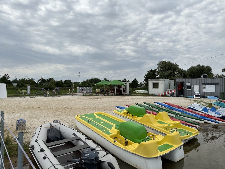 Kąpielisko Słoneczko znów otwarte. Mieszkańcy szukają ochłody, ratownicy strzegą bezpieczeństwa FILM, ZDJĘCIA