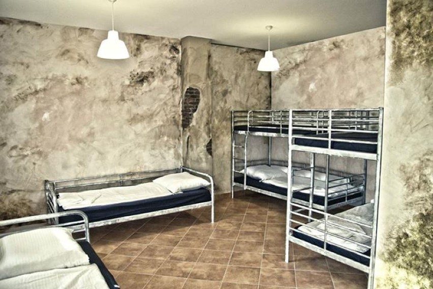 Więzienna cela w Western Hotelu. Pokój stylizowany na celę