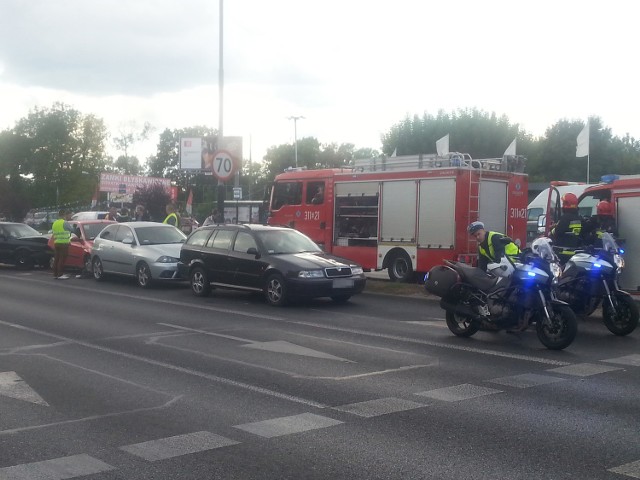 Wypadek na al. Jana Pawła w Łodzi, zderzenie 6 samochodów