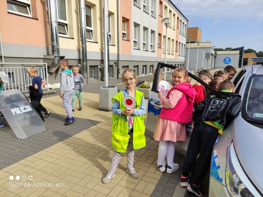 Dzieci z klasy 1c w ramach orientacji zawodowej odwiedził sierżant sztabowy Tobiasz Królik