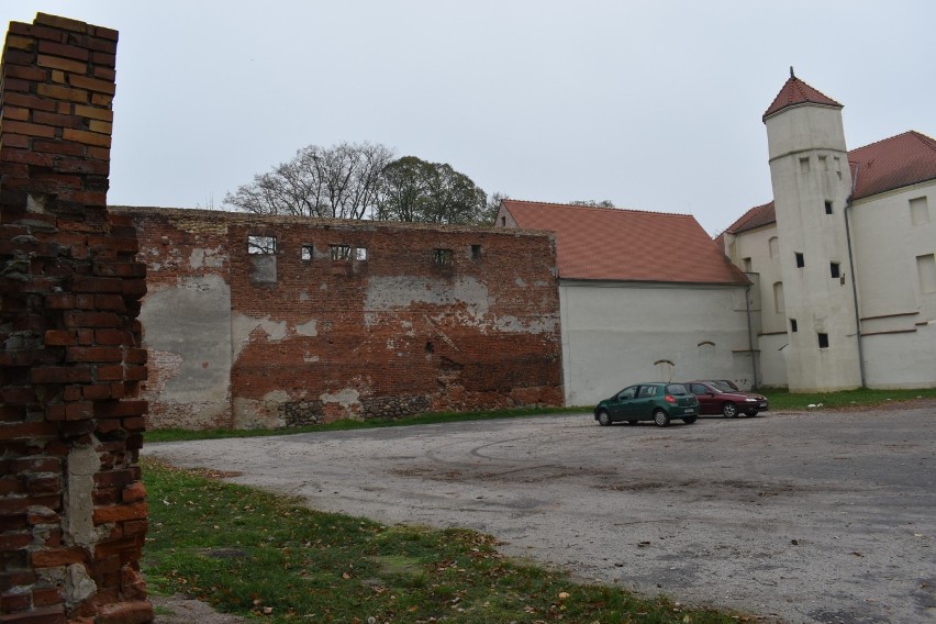 W jednym miejscu mur Zamku Piastowskiego się przechyla, w...