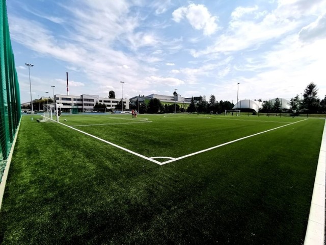 Przystosowane do gry w piłkę nożną boisko w Grójcu przy ulicy Sportowej.