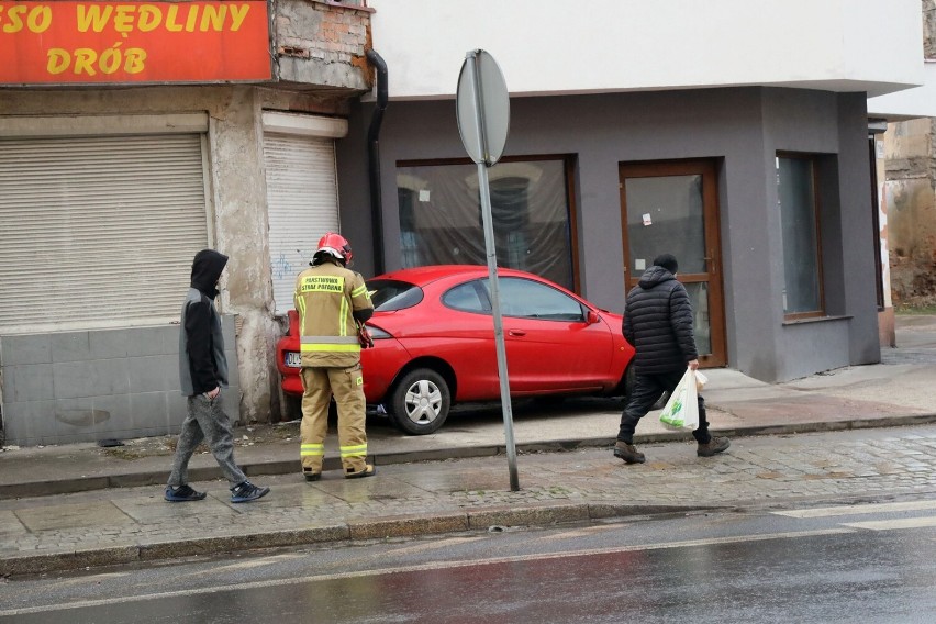 Wypadek na ulicy Stefana Czarnieckiego w Legnicy, jedna osoba poszkodowana