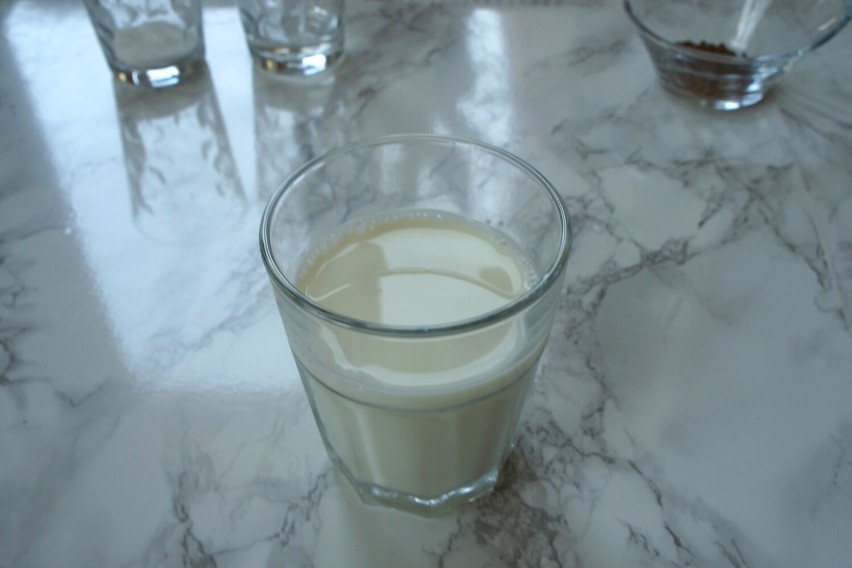 Mleko trzeba podgrzać lub w przypadku napoju chłodzącego, do...
