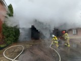 Pożar budynku gospodarczego w Górnych Wymiarach. Gasi siedem zastępów strażackich. Zdjęcia