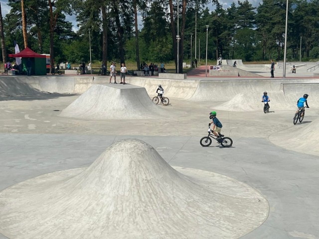 Mistrzostwa Polski Pumptrack 2022 w Skarżysku. W rowerowej rywalizacji wzięło udział ponad 100 zawodników z całego kraju. Więcej na kolejnych zdjęciach