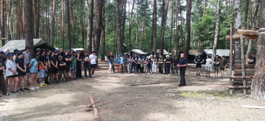 Wakacyjne spotkania policjantów z dziećmi i młodzieżą w powiecie wieluńskim 