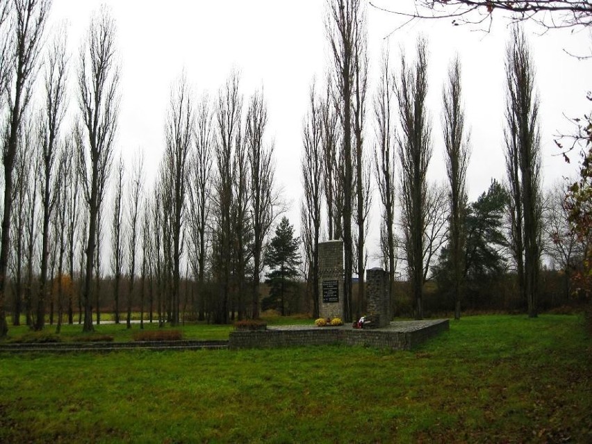 Pomnik ofiar dawnego obozu pracy w Świecku(widok od strony...