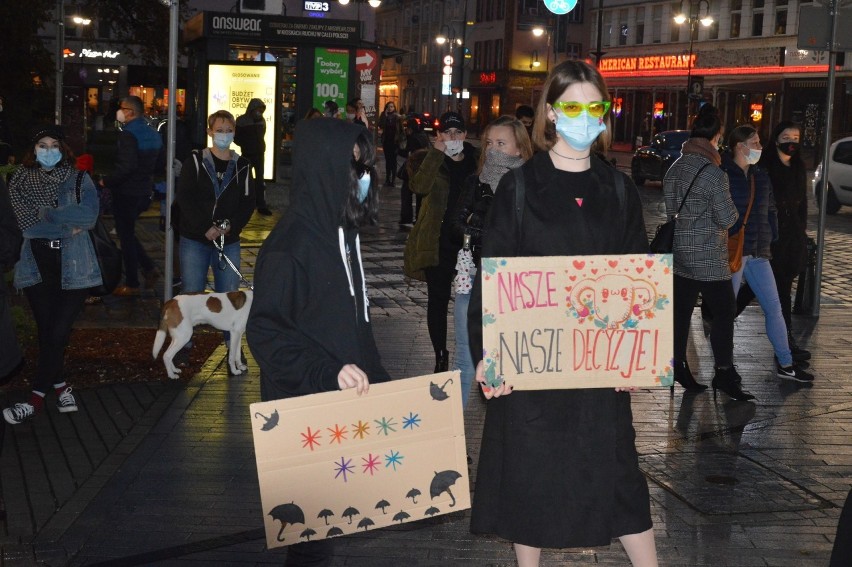 Protest kobiet w Opolu. Manifestacja na placu Wolności